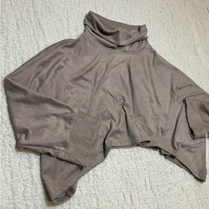 Lime & Vine Oversized Cowl Neck Adara Cropped top- women’s Med.